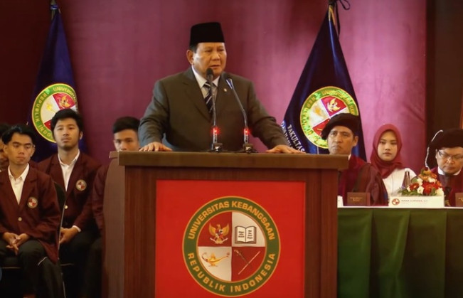 Presiden Prabowo Subianto menyampaikan sambutan di sidang senat terbuka wisuda 521 sarjana UKRI di Bandung, Jawa Barat, Sabtu (18/10/2025). [Instagram @universitaskebangsaan.ri]